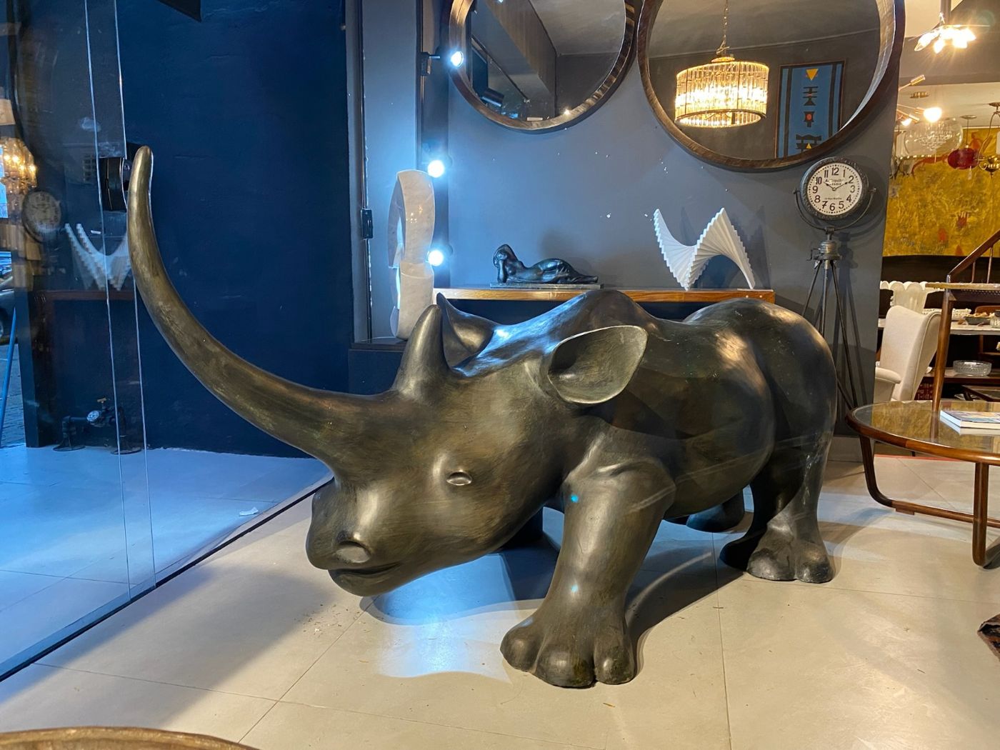 Grande escultura de rinoceronte em bronze